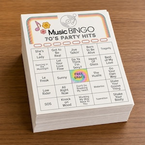 Puede incluir: Una pila de tarjetas de Bingo musical blancas con un tema retro de los a&ntilde;os 70. Las tarjetas presentan t&iacute;tulos de canciones como "Dancing in the Moonlight" y "Shake Your Booty". La tarjeta superior tiene un dise&ntilde;o colorido con un disco y una flor.