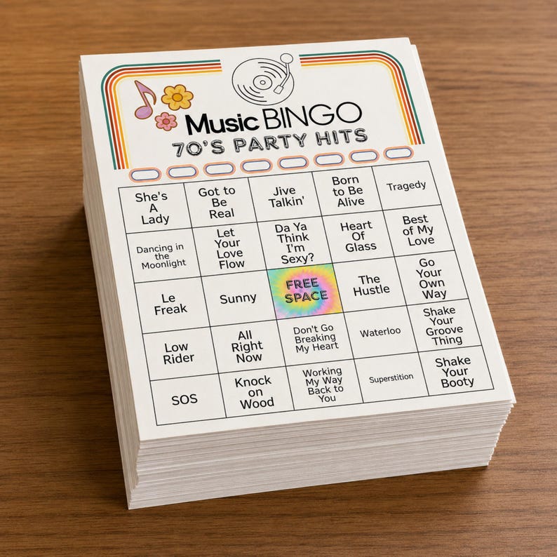 Puede incluir: Una pila de tarjetas de Bingo musical blancas con un tema retro de los a&ntilde;os 70. Las tarjetas presentan t&iacute;tulos de canciones como "Dancing in the Moonlight" y "Shake Your Booty". La tarjeta superior tiene un dise&ntilde;o colorido con un disco y una flor.