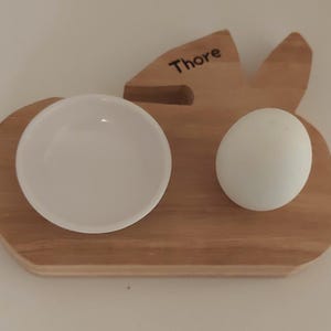 Huevera de roble personalizada con orejas de conejo y pequeña bandeja para cáscaras de huevo: idea de regalo, accesorio de madera hecho a mano.