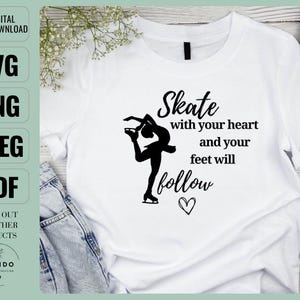 Puede incluir: Camiseta blanca con una silueta negra de una patinadora artística y el texto "Skate with your heart and your feet will follow" con un símbolo de corazón. También se muestran opciones de descarga digital.