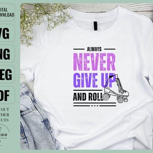 Puede incluir: Camiseta blanca con un gráfico morado y negro que dice "Always Never Give Up And Roll" con un gráfico de patines.