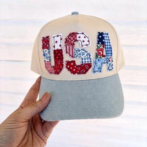 愛国的なパッチワークのトラッカーハット | カスタムUSAアメリカアップリケキャップ | 7月4日スナップバック | 赤白青のギフト
