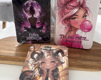 May include: Three tarot cards with illustrations and text. One card features a woman in a dark dress with the text "SEVEIL INTERIEUR" and "ANGELINE NJ". Another card shows a woman blowing a bubble with the text "TES PAS PRÊTE..." and "ANGELINE-NJ". The third card depicts a horned anime character with the text "Bélier" and "Dynamique-Impulsif".