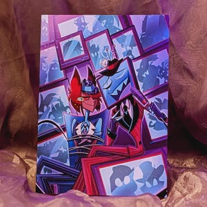 Könnte beinhalten: Ein rechteckiger Kunstdruck mit zwei animierten Charakteren in einer violetten und blauen Farbpalette. Eine Figur hat rotes Haar und einen Fedora, während die andere einen Fernsehbildschirm als Kopf hat und einen schwarzen Hut trägt. Hintergründe zeigen Silhouetten.