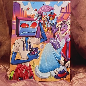 Op de afbeelding: Een kleurrijke illustratie met een personage met een televisiehoofd, rode ogen en een blauw lichaam dat een smartphone vasthoudt. Daarnaast draagt een paars personage een blauwe jurk met de tekst POPULI, terwijl anderen onder een paraplu met #B.I.T.C.H. in een woestijnlandschap staan.