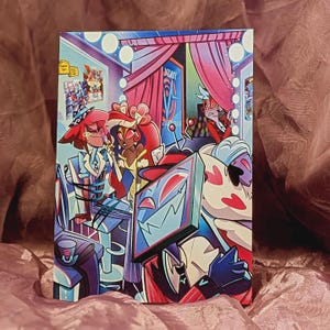 Peut inclure: Une impression d'art rectangulaire représentant une scène de dessin animé colorée avec plusieurs personnages, dont une figure avec un écran de télévision en guise de tête, une personne sur une chaise et une personne en robe jaune.