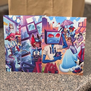 Op de afbeelding: Drie rechthoekige kunstdrukken met levendige, gestileerde stripfiguren in verschillende omgevingen. De illustraties gebruiken een palet van blauw, rood en paars en tonen figuren met televisiehoofden en dierachtige kenmerken.