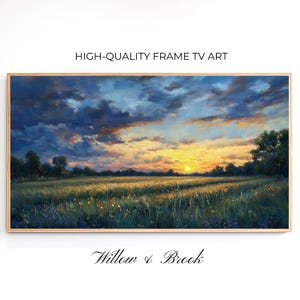 Könnte beinhalten: Ein Gemälde, das ein Feld mit hohem Gras und einen Sonnenuntergang im Hintergrund zeigt. Der Himmel ist eine Mischung aus Blau, Lila und Orange. Die Sonne geht hinter einer Baumreihe in der Ferne unter. Das Gemälde ist in einem Holzrahmen gerahmt.