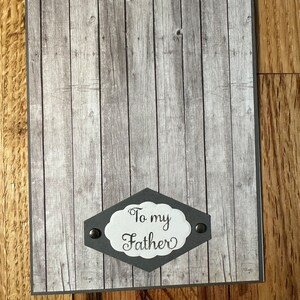Tarjeta de tablón de madera vertical con pliegue superior para el Día del Padre
