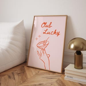 Klub Lucky Print Estetyczny Bar Cart Print Pomarańczowa sztuka ścienna Modny nadruk Martini Minimalistyczny wystrój alkoholowy Dziewczęcy wystrój mieszkania Elegancka sztuka napojów