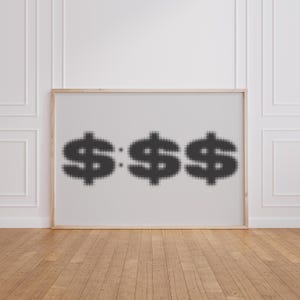 Puede incluir: Una impresión enmarcada con tres símbolos de dólar en un patrón de semitonos. La obra de arte se muestra sobre un fondo blanco y enmarcada en un marco de madera clara. La impresión está contra una pared blanca y un suelo de madera.