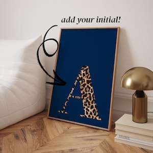 Arte de parede personalizada com iniciais, arte de parede azul marinho, decoração com estampa de leopardo e azul marinho, decoração personalizada para dormitório, arte de parede personalizada, decoração de quarto estilo Estocolmo.