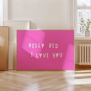 Różowe łóżko Hello I Love You Wydrukuj Minimalistyczny wystrój nad łóżkiem Uroczy wystrój ściany w akademiku Czerwone serce Modny estetyczny apartament Wydrukuj sztukę