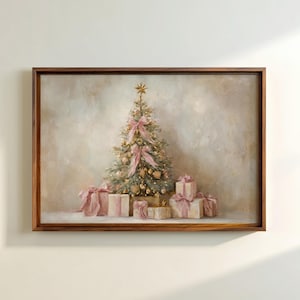 Pode incluir: Pintura emoldurada de uma árvore de Natal decorada com laços e enfeites rosa. Vários presentes embrulhados com fitas rosa estão na base da árvore. A obra de arte tem uma paleta de cores suaves e cria um ambiente acolhedor.