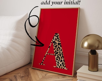 Décoration murale personnalisée avec initiales rouges et léopard, idéale pour une chambre d'étudiant ou un appartement. Décoration murale féminine avec initiales personnalisées.