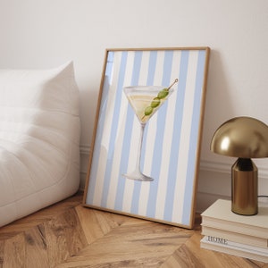 Wydruk artystyczny Martini Minimalistyczna sztuka ścienna Wydruk artystyczny wózka barowego Wydruk artystyczny koktajlowy Wydruk alkoholowy Niebieski Wystrój apartamentu w college'u Plaża Estetyczne linie
