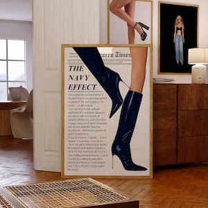 Puede incluir: Una impresión enmarcada con una bota de tacón alto azul marino y el texto "THE NAVY EFFECT". Otras impresiones enmarcadas muestran piernas con tacones y una muñeca con top negro y jeans. Las impresiones se exhiben en una habitación con pisos de madera.