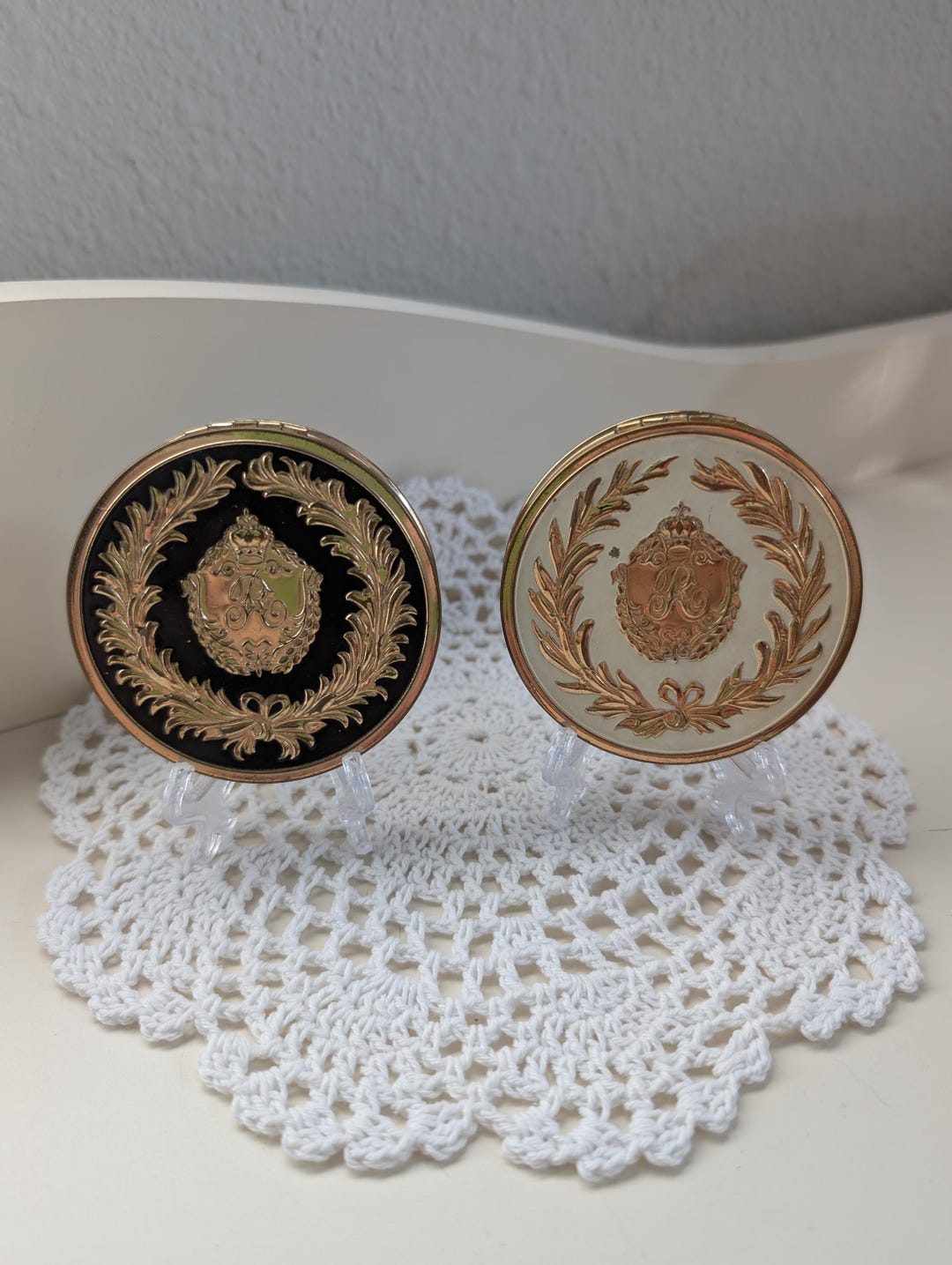 Vintage Pair of Revlon Powder Compacts. 1 White,1 Black, 1950-1979. - Etsy