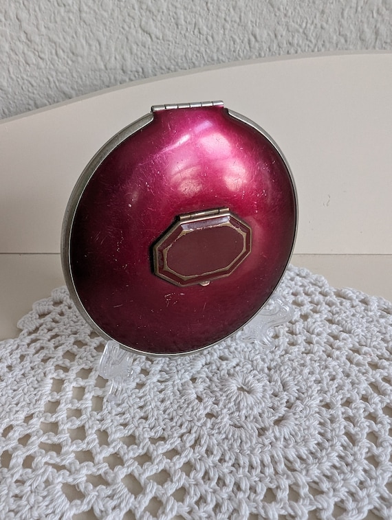 Vintage Red Enamel Compact   Lip color on top