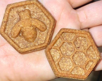 Peanut butter and Banana dog treats, homemade Peanut Butter and Banana bees treats, natural homemade dog cookies, puppy treats