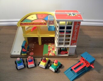 Garage Fisher Price Réf 930, 1970, Avec 17 Véhicules Et Personnages, état Correct