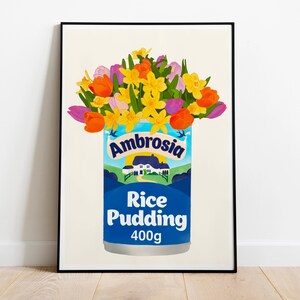Pode incluir: Uma ilustra&ccedil;&atilde;o colorida de uma lata de pudim de arroz Ambrosia com um buqu&ecirc; de flores amarelas, laranja e roxas na lata. A lata &eacute; azul e branca com o texto "Ambrosia Pudim de Arroz 400g".