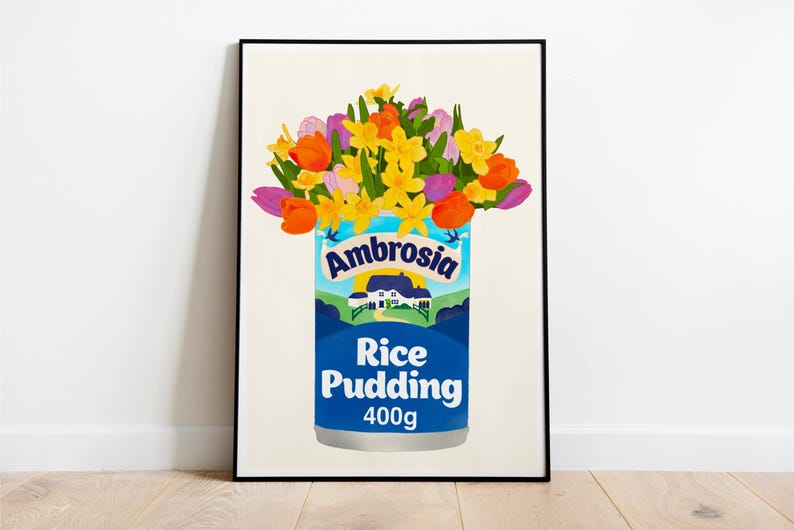 Pode incluir: Uma ilustra&ccedil;&atilde;o colorida de uma lata de pudim de arroz Ambrosia com um buqu&ecirc; de flores amarelas, laranja e roxas na lata. A lata &eacute; azul e branca com o texto "Ambrosia Pudim de Arroz 400g".