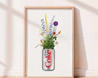 Pode incluir: Uma impressão artística emoldurada apresentando uma lata de refrigerante Diet Coke prateada usada como vaso para um buquê de flores silvestres. O arranjo inclui delfínios azuis, um alho-poró roxo, hastes amarelas e pequenas flores rosas e laranjas.