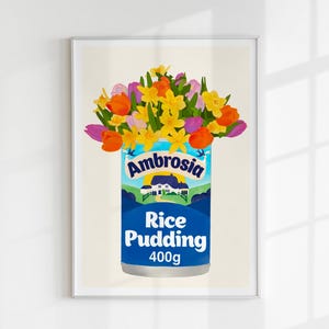Pode incluir: Uma impress&atilde;o de uma lata de pudim de arroz Ambrosia com um buqu&ecirc; de flores amarelas, laranja, rosa e roxas no topo. A lata &eacute; azul e branca com o texto "Ambrosia Pudim de Arroz 400g".