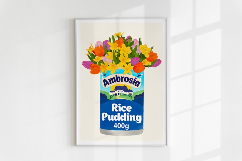 Pode incluir: Uma impress&atilde;o de uma lata de pudim de arroz Ambrosia com um buqu&ecirc; de flores amarelas, laranja, rosa e roxas no topo. A lata &eacute; azul e branca com o texto "Ambrosia Pudim de Arroz 400g".