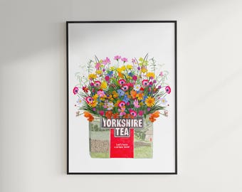 Puede incluir: Una lámina enmarcada que muestra una caja de té Yorkshire rebosante de un vibrante ramo de flores silvestres coloridas, incluyendo flores rosas, amarillas, naranjas y azules. La caja muestra el texto Yorkshire Tea y Let's have a proper brew.