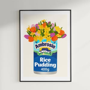 Pode incluir: Uma lata azul e branca de pudim de arroz Ambrosia com um buqu&ecirc; de flores coloridas no topo. A lata &eacute; etiquetada como "Ambrosia Pudim de Arroz 400g".