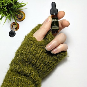 Dragon's Blood Organic Oil Dungeons & Dragons Beard Oil RPG Gift Witchcraft Altar Anointing Oil 1 dram Essential Oil