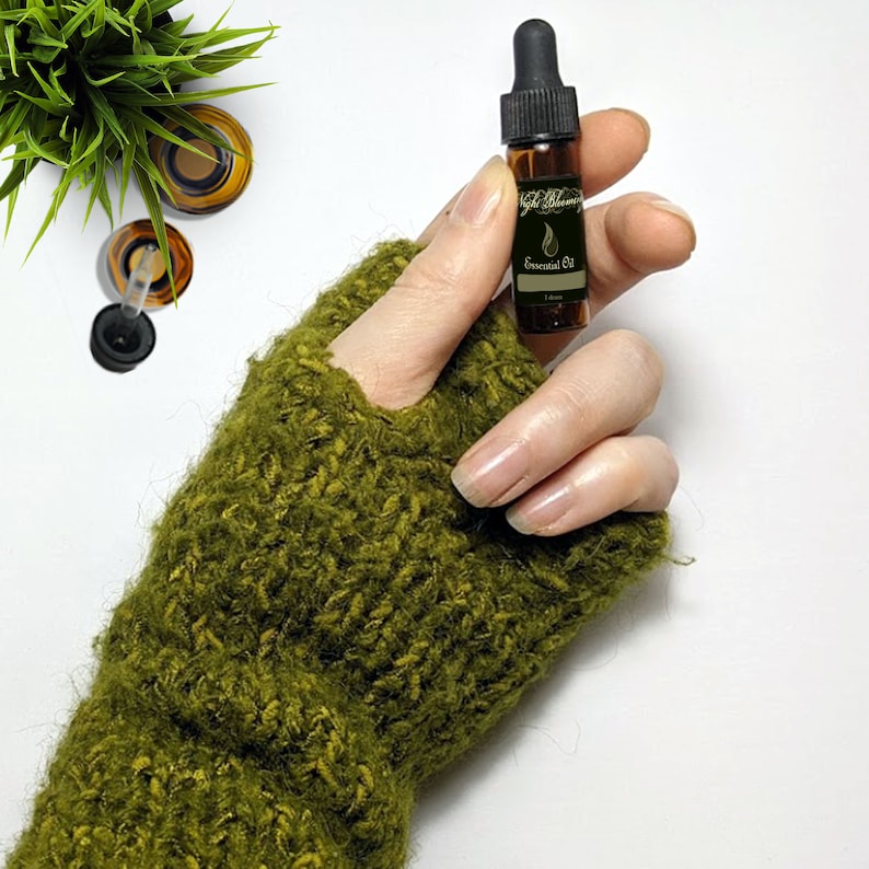 Dragon's Blood Organic Oil Dungeons & Dragons Beard Oil RPG Gift Witchcraft Altar Anointing Oil 1 dram Essential Oil