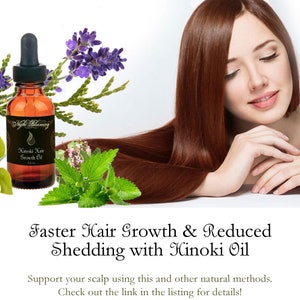 Puede incluir: Una botella de vidrio marr&oacute;n con un gotero etiquetado como "Night Blooming Kinoki Hair Growth Oil" con una flor de lavanda y hojas verdes en el fondo. El texto "Faster Hair Growth & Reduced Shedding with Kinoki Oil" est&aacute; debajo de la imagen. El texto "Support your scalp using this and other natural methods. Check out the link in the listing for details!" est&aacute; debajo del texto.
