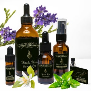 Puede incluir: Un conjunto de cuatro botellas de vidrio &aacute;mbar con goteros y pulverizadores. Las botellas est&aacute;n etiquetadas con "Night Blooming" y contienen aceite de crecimiento capilar Hinoki y aceites esenciales Hinoki. Las botellas est&aacute;n dispuestas sobre una superficie blanca con hojas verdes y flores moradas.