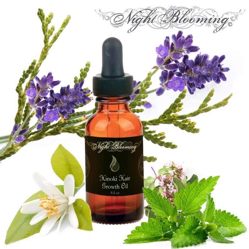 Puede incluir: Una botella de vidrio marr&oacute;n con un gotero negro y una etiqueta negra que dice "Night Blooming Kinoki Hair Growth Oil 0.5 oz". La botella est&aacute; rodeada de lavanda, cedro y flores de lim&oacute;n.