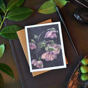 Cartões de felicitações em branco pintados com flores de inverno de heléboro | Cartão de notas feito à mão com impressão de flores de neve para qualquer ocasião | Arte em aquarela floral escura