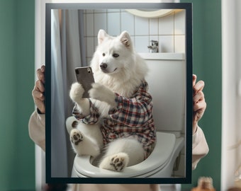 Könnte beinhalten: Ein weißer Hund, der ein kariertes Hemd trägt, sitzt auf einer Toilette und benutzt ein Smartphone. Der Hund schaut auf das Telefon.
