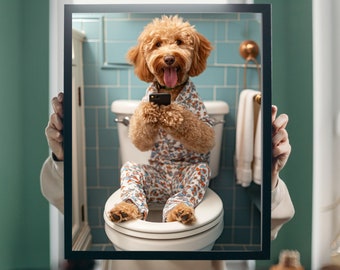 Op de afbeelding: Een bruine en witte hond in pyjama zit op een witte toiletbril en houdt een smartphone in zijn poten. De hond kijkt naar de camera en glimlacht.