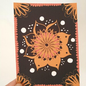 Oranje en zwarte geometrische mandala print / Decoratie / Print / Oranje en zwart / Geometrie / Illustratie / Illustratie / Geometrie / Postkaart / Kaart
