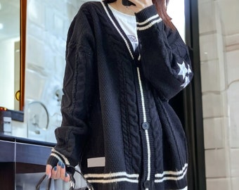 Cardigan folk con scollo a V - carino oversize lavorato a mano - maglione Taylor Swift - maglia a trecce - Regalo per ragazza - cappotto di maglieria - maglione preppy per fan