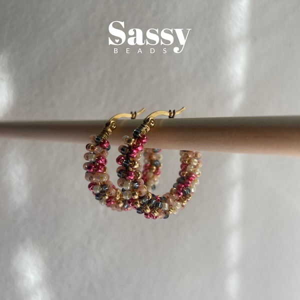 Hoop earrings, orecchini a cerchio oro, orecchini multicolori, beaded hoop earrings, orecchini con perline, perline colorate, idea regalo