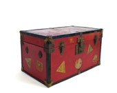 Tronc de poupée vintage des années 1950 avec des autocollants de voyage