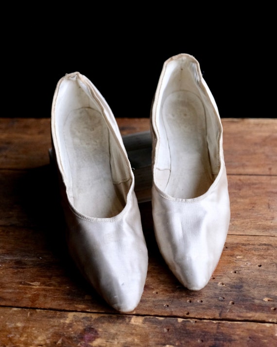 Antique Silk Wedding Shoes - image 3