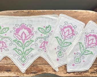 Juego de sillón con antimacasar de lino bordado a punto de cruz, estilo vintage de los años 30.