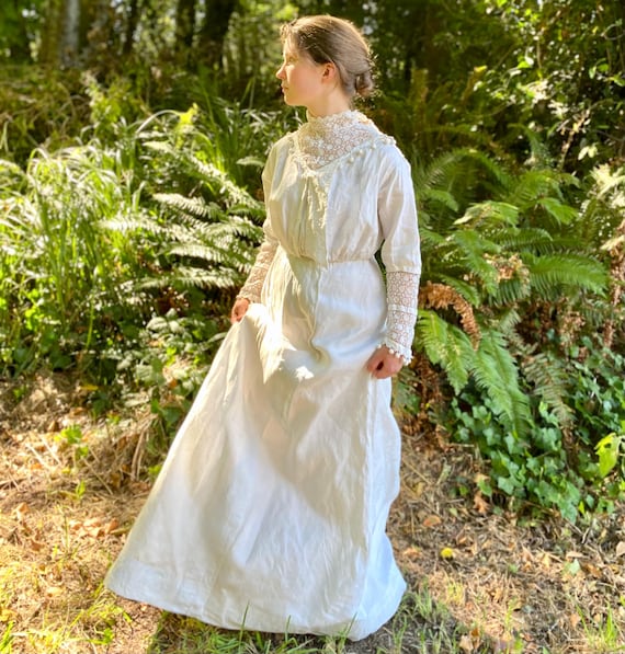 Edwardian White Linen and Lace Dress 27" Waist