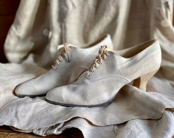 1910s White Canvas Lace Up Sporting Heels Size 7