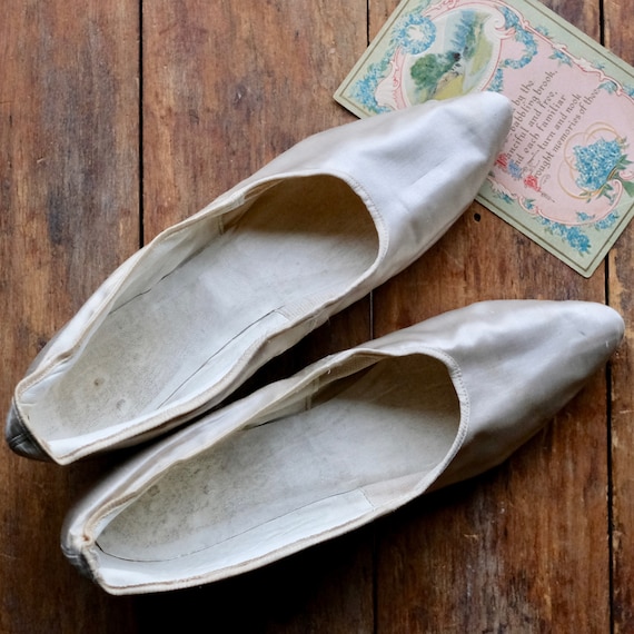 Antique Silk Wedding Shoes - image 2