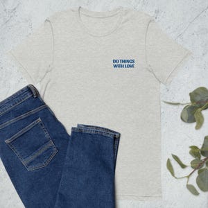 Camiseta bordada - Camiseta &quot;Haz las cosas con amor&quot; - Camiseta con cita inspiradora - Bordado de texto pequeño - Camiseta con mensaje positivo - Idea de regalo para ella